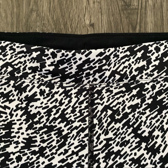 Nike Dri-Fit Black and White Capri Leggings S - Picture 4 of 11